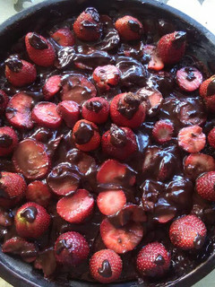 Una foto de Torta de chocolate nueces y frutillas