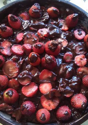 Una foto de Torta de chocolate nueces y frutillas