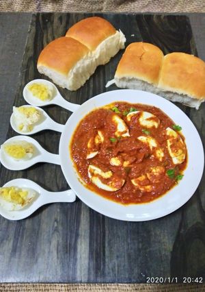 A picture of Tomato egg curry.