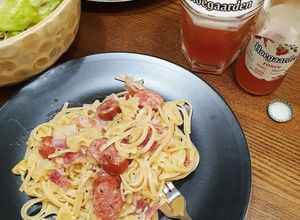 Hình của món Mì ý thịt ba chỉ, xúc xích xông khói sốt kem.