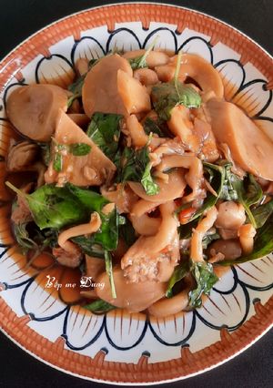 Hình của món Nấm kho lá quế.