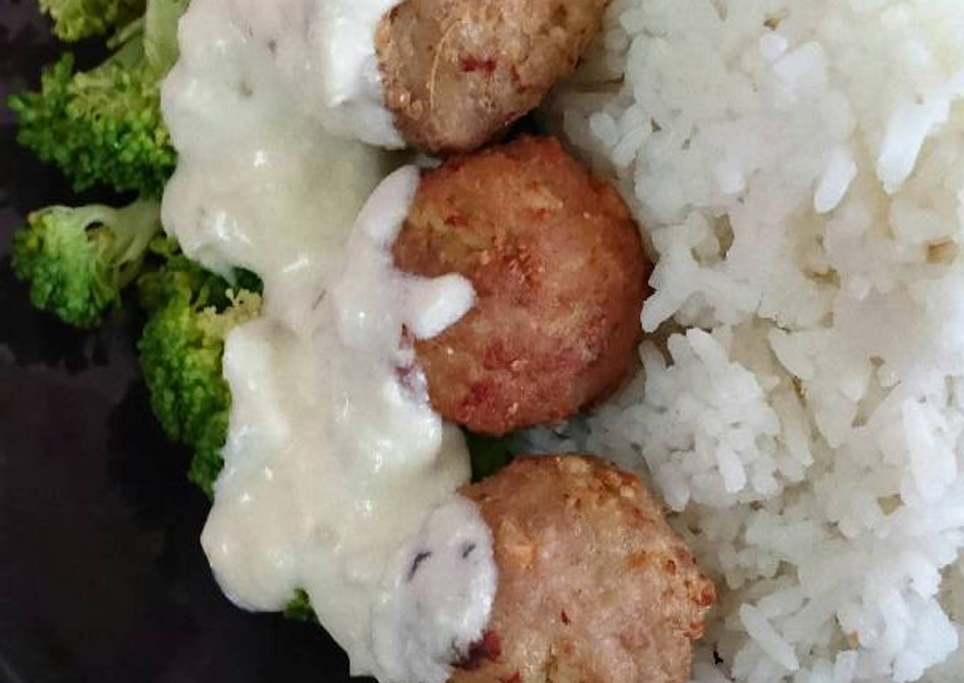 Meatball cheesy sauce (bola daging saus keju)