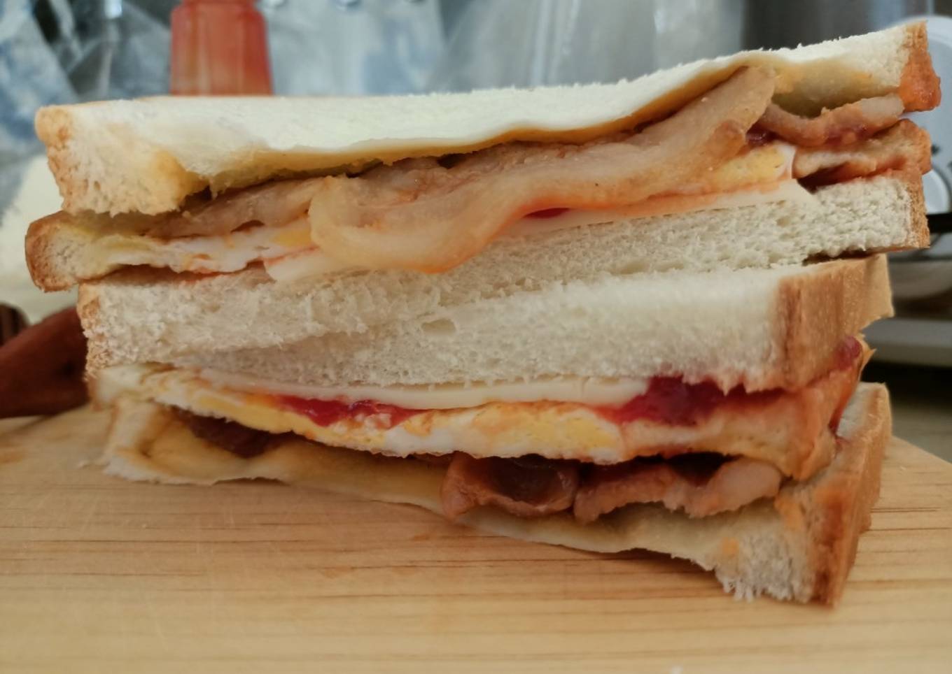 Roti gapit telur babi (non-halal)