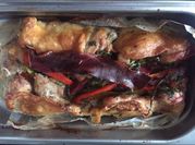 Una foto de pollo al horno cebollino