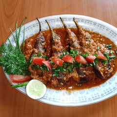 A picture of Tanzanian style Aubergines in peanut sauce.🍆🍅🧅🧄🍋.