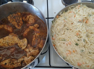 Una foto de Pollo a la cerveza acompañado de fideos con verduras y casancrem