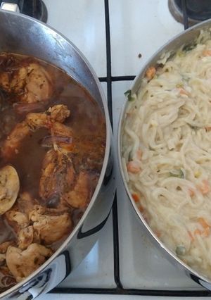 Una foto de Pollo a la cerveza acompañado de fideos con verduras y casancrem