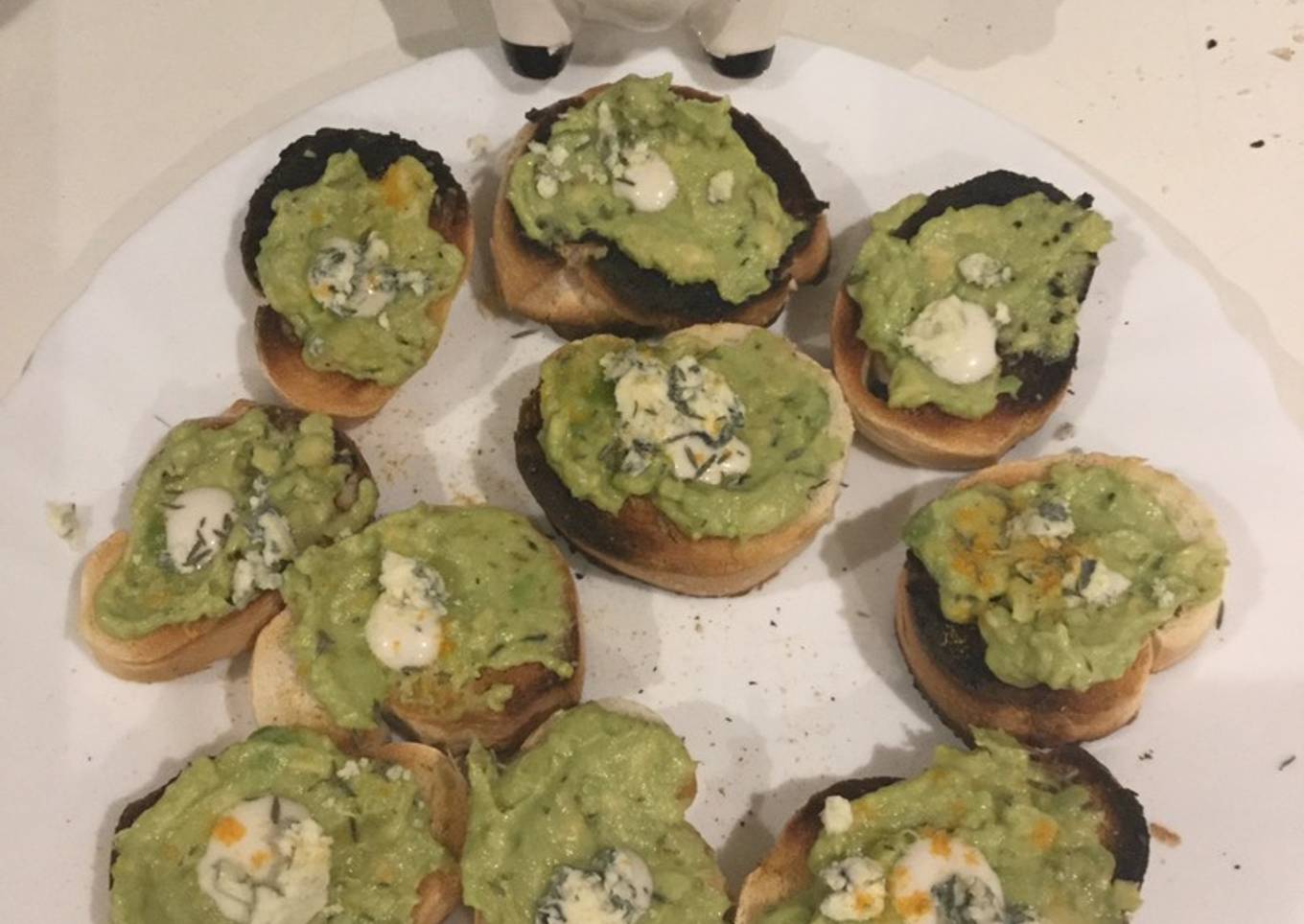 Entrada de Pan rústico, Palta y Queso Azul