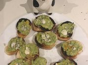Una foto de tostada de queso azul