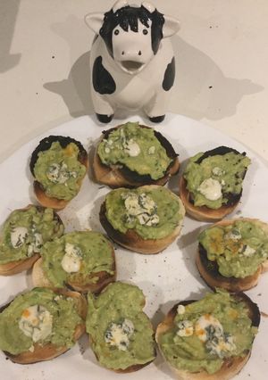 Una foto de Entrada de Pan rústico, Palta y Queso Azul
