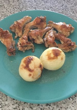 Una foto de Alitas de pollo a las finas hierbas con cebollas
