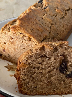Una foto de Budín fácil de nueces y pasas rápido infalible vegano