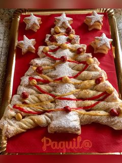 Una foto de 🎄Árbol Navidad de hojaldre y pasta de turrón (Casera)🌟