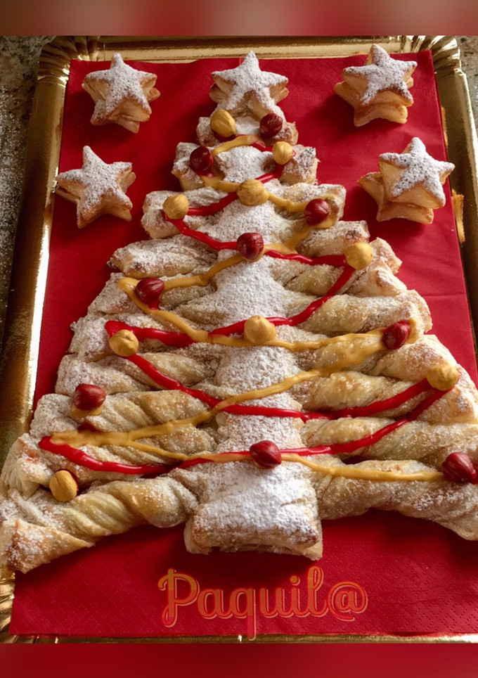 Una foto de 🎄Árbol Navidad de hojaldre y pasta de turrón (Casera)🌟