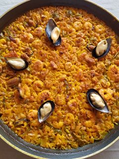 Una foto de Arroz al horno con marisco