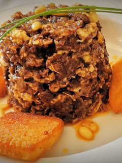 Una foto de Huevos revueltos con Morcilla, Cebolla y Piñones