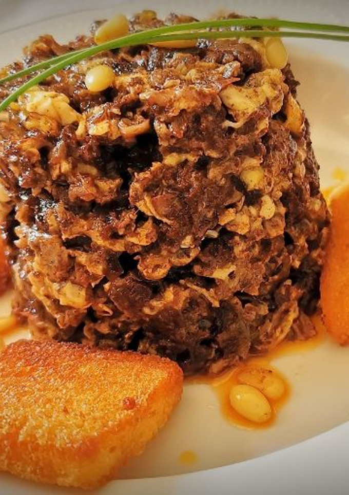 Una foto de Huevos revueltos con Morcilla, Cebolla y Piñones