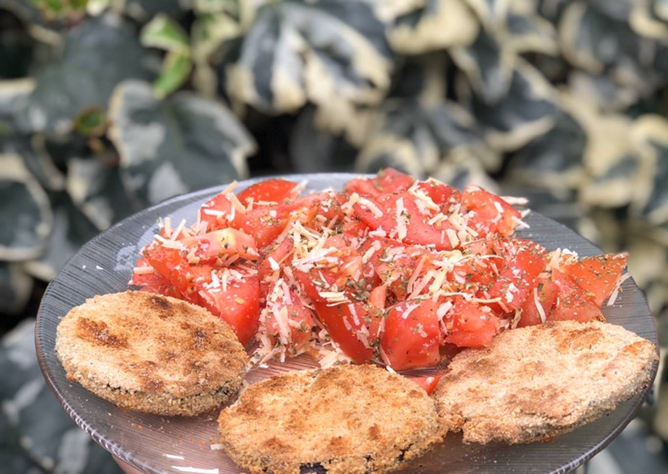 Milanesas de berenjena al horno con ensalada de tomate