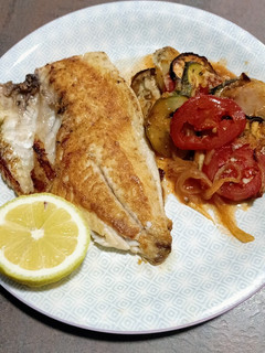 Una foto de Filete de Pargo con Ratatouille