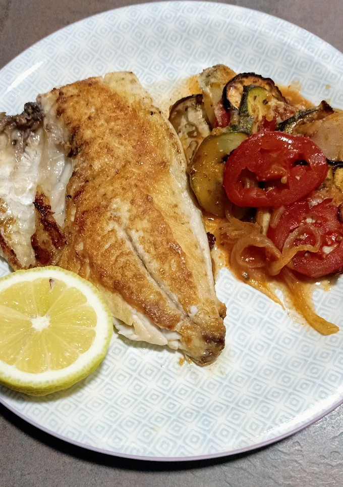 Una foto de Filete de Pargo con Ratatouille