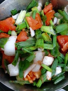 લીલી ડુંગળી નુંસલાડ (Green Onion Salad Recipe in Gujarati) રેસીપી મુખ્ય ફોટો