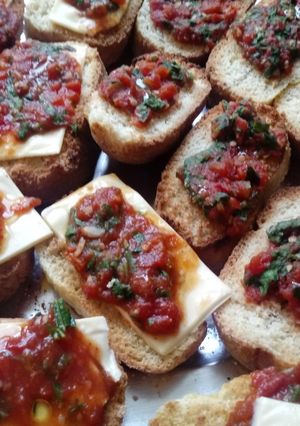 Una foto de Bruschetta de Tomate 🍅 de Pan casero