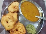 मेदुवडा सांभार चटणी (Medu Vada Sambar Chutney Recipe In Marathi)