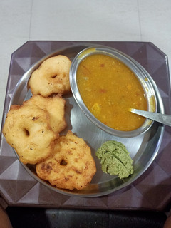 मेदुवडा सांभार चटणी (Medu Vada Sambar Chutney Recipe In Marathi) रेसिपी चे मुख्य फोटो 
