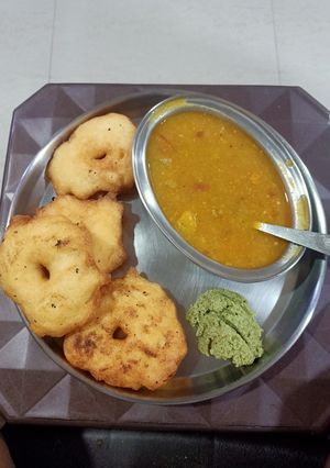 मेदुवडा सांभार चटणी (Medu Vada Sambar Chutney Recipe In Marathi) रेसिपी चे मुख्य फोटो 