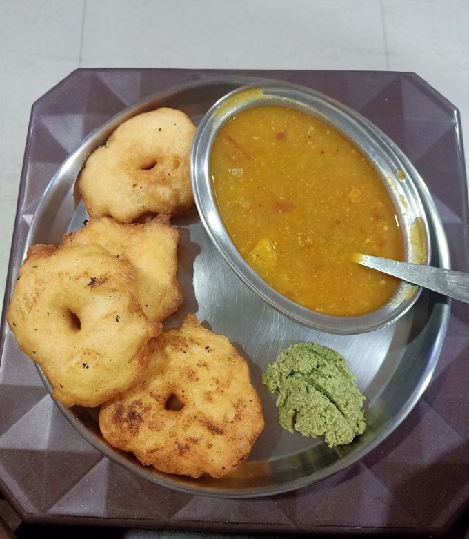 मेदुवडा सांभार चटणी (Medu Vada Sambar Chutney Recipe In Marathi) रेसिपी चे मुख्य फोटो