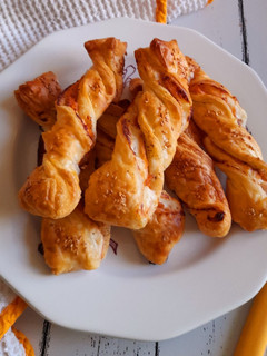 Foto di Tortiglioni di pasta sfoglia ripieni di salmone e robiola