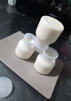 Hình của món Sữa chua up ngược.