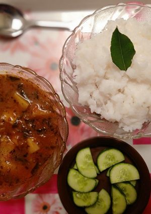 A picture of (methi aloo) fenugreek leaves with potato in tomato gravy).