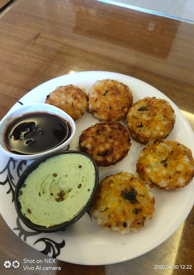 A picture of Sabudana vada.