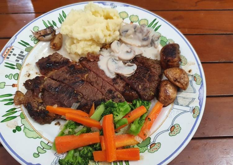 Rib Eye Steak with Mashed Potato, Sauteed Veggies & Mushr. Sauce