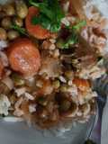 Arvejas salteadas con arroz y verduras