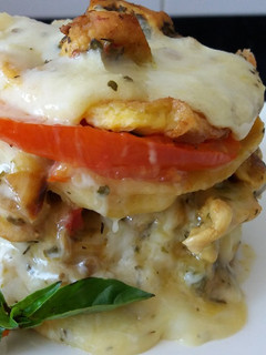 Una foto de Terrina de pollo, huevo, crema, queso y tomate