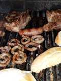Bondiola, cerdo, chinchulines, morcilla vasca y chorizos