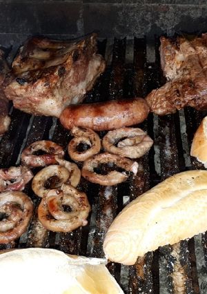 Una foto de Bondiola, cerdo, chinchulines, morcilla vasca y chorizos
