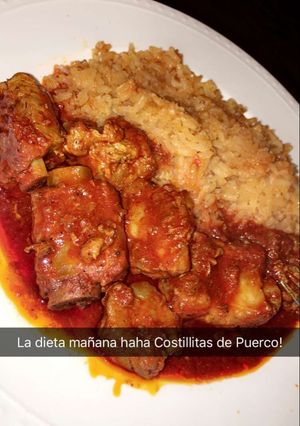 A picture of Costillitas de Puerco en Salsa Roja (spare ribs in red sauce).