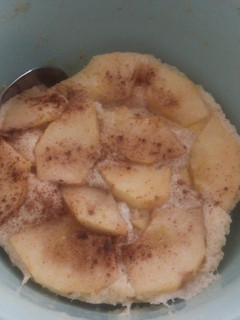 Una foto de Mug cake de manzana y canela