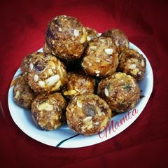 A picture of Dates Coconut dryfruits laddu.