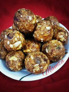 A picture of Dates Coconut dryfruits laddu.