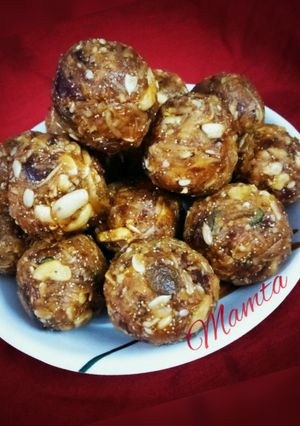 A picture of Dates Coconut dryfruits laddu.