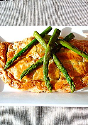 Foto principal de Empanada de salmón y espárragos trigueros