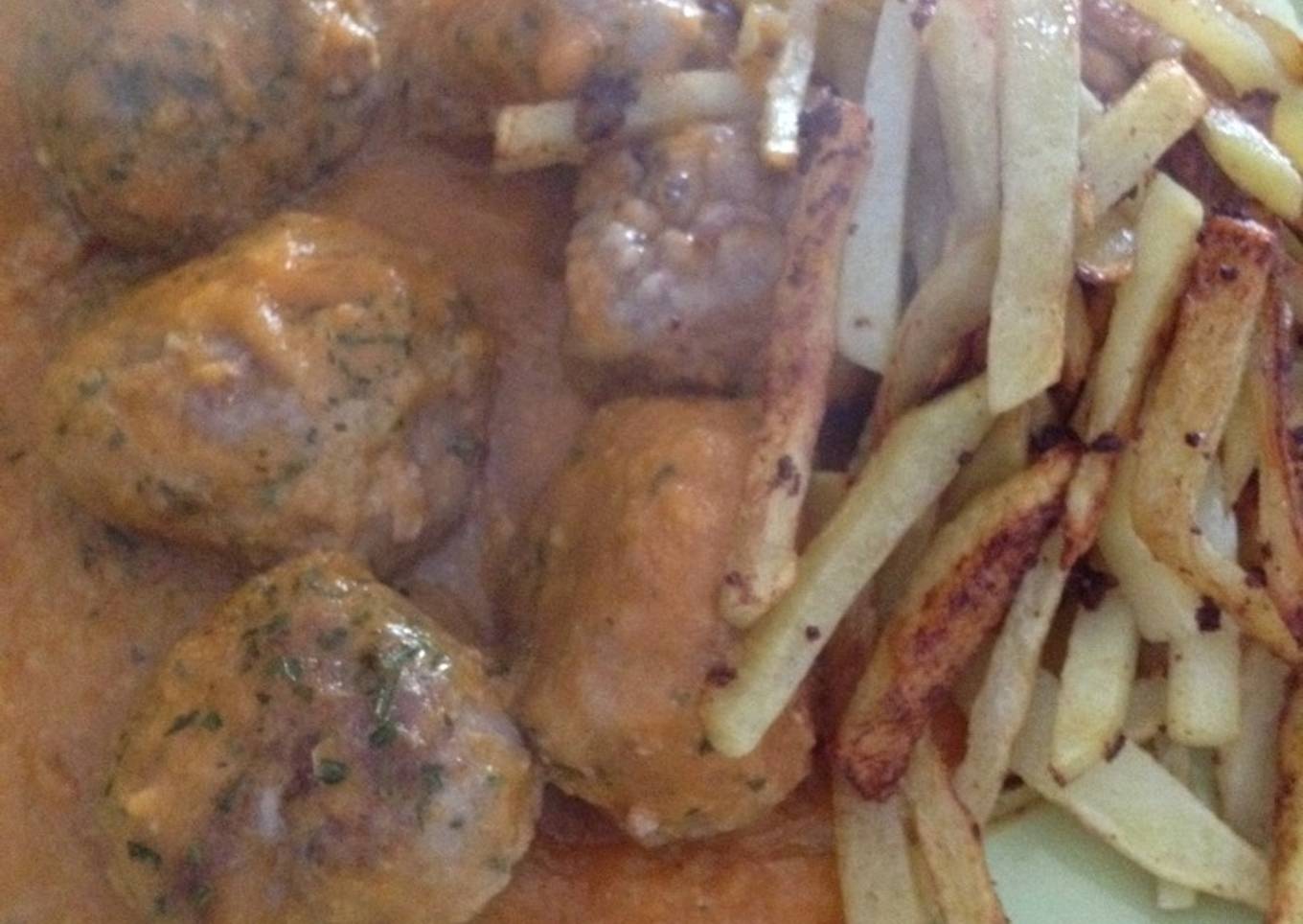 Albóndigas de buey con tomate casero con patatas