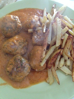 Una foto de Albóndigas de buey con tomate casero con patatas
