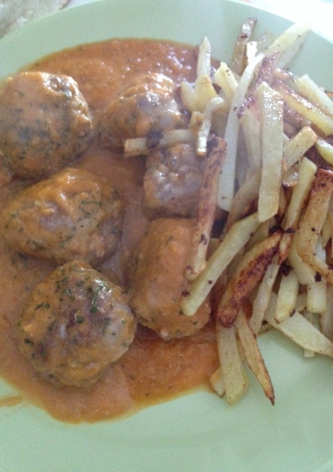 Una foto de Albóndigas de buey con tomate casero con patatas