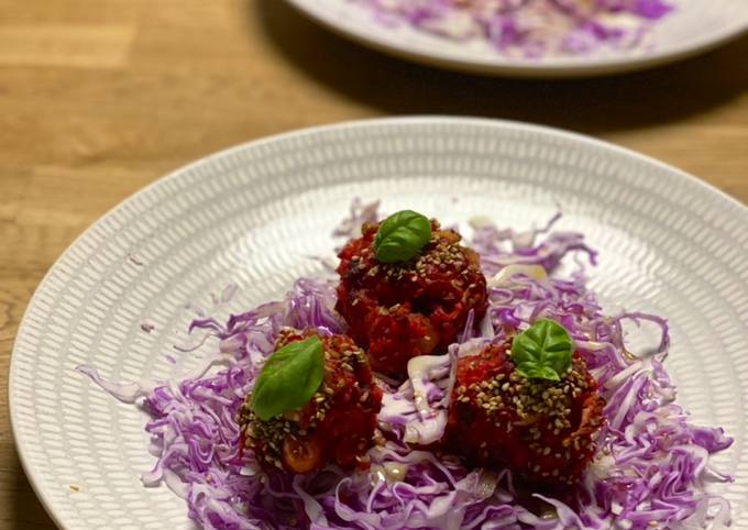 Polpette di cicerchie e verdure, con insalata di cavolo cappuccio rosso