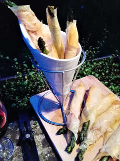 Una foto de Aperitivo crujiente de espárragos trigueros con panceta